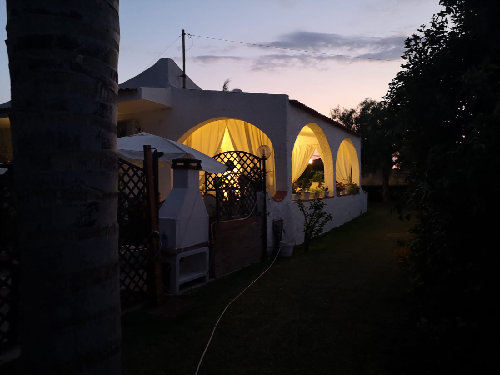 Il villino al tramonto con luci accese